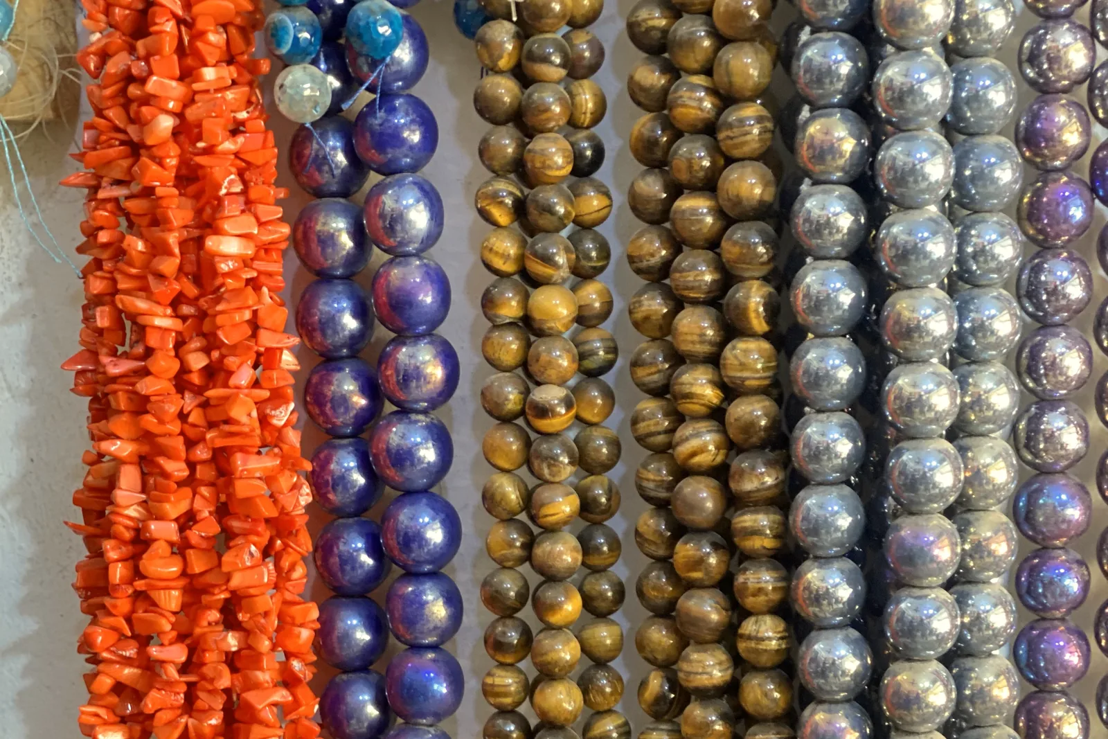 Custom crystal bracelet brands in India: features, fit and reports